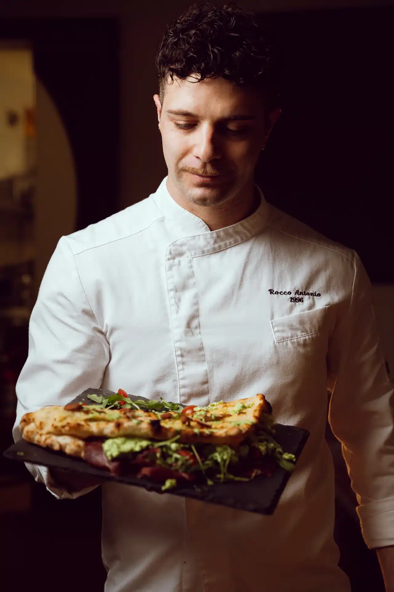 Pizzaiolo di Ciro con una schiacciata