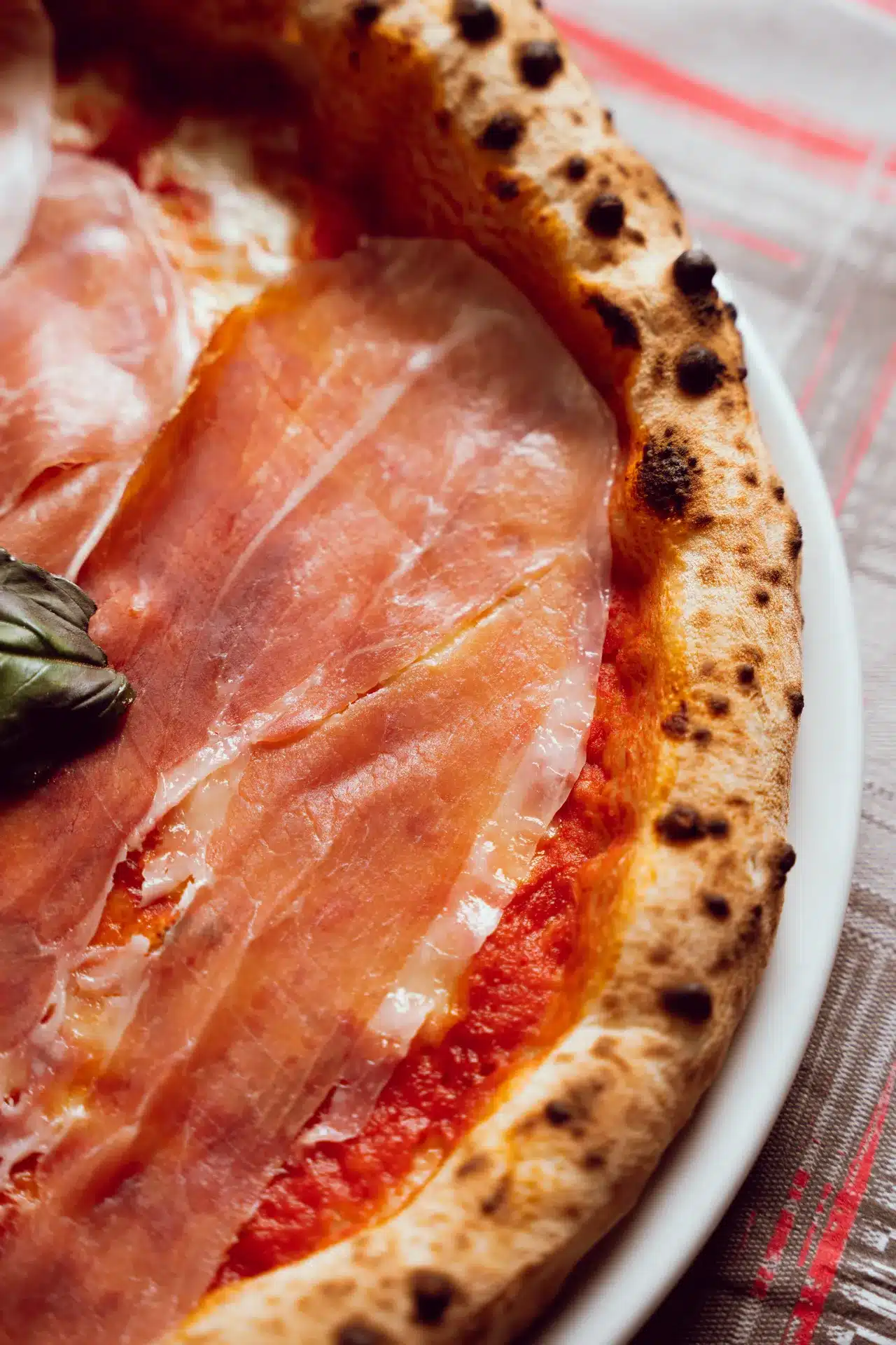 Pizza con prosciutto crudo